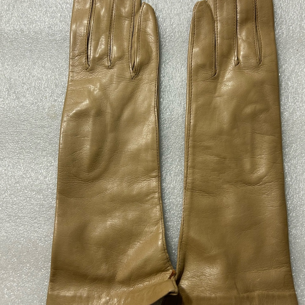 Chic light Tan Leather Gloves for Women Made in Italy by Madova Glove